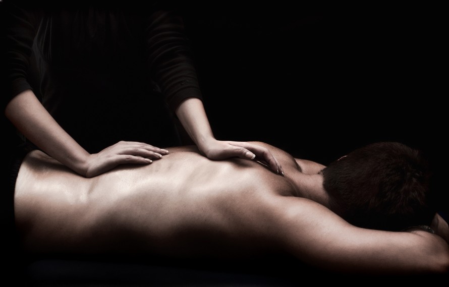 Bắt quả tang hàng chục nhân viên massage kích dục, bán dâm cho khách