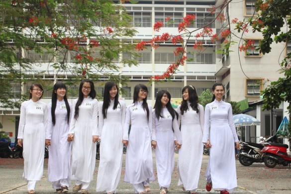 TP.HCM khuyến khích học sinh mặc áo dài vào ngày đầu tuần