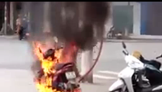 Xôn xao clip người đàn ông đốt xe máy khi bị CSGT bắt