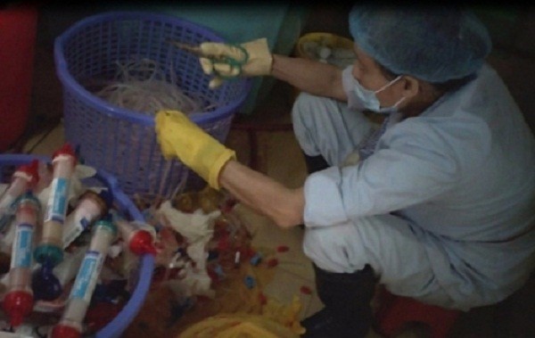 Tuồn chất thải y tế độc ra ngoài: Trưởng khoa BV Bạch Mai bị kỷ luật