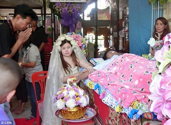 Lạ kì cô dâu tổ chức đám cưới ngay trong đám tang chú rể