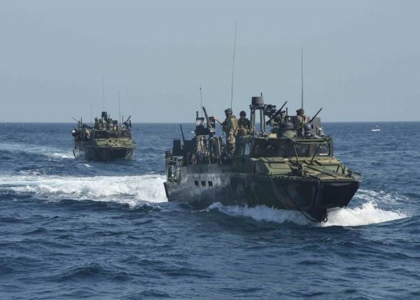 Iran bắt giữ 10 thủy thủ Mỹ đi lạc vào hải phận [VIDEO]