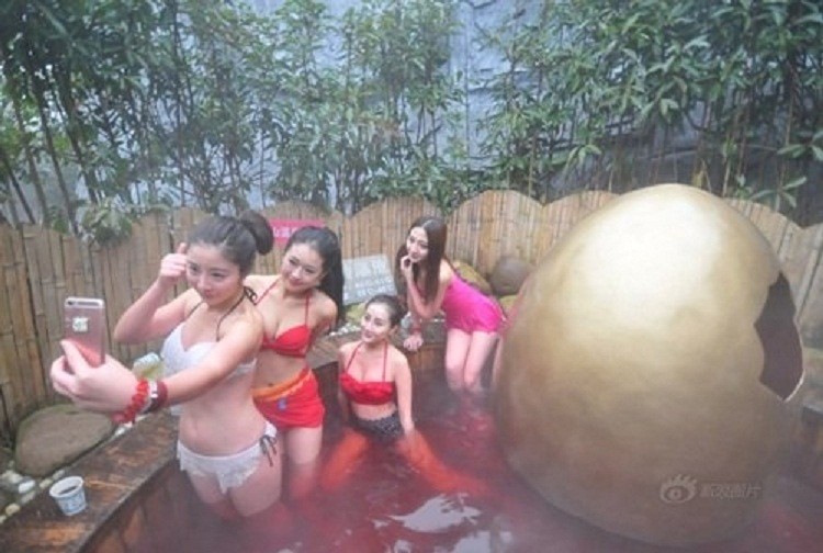 4 cô gái diện bikini tắm trong… trứng vàng