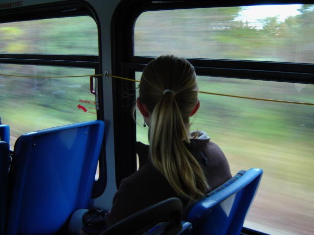 Hành động của nữ sinh trên xe buýt khiến cả thế giới lên án