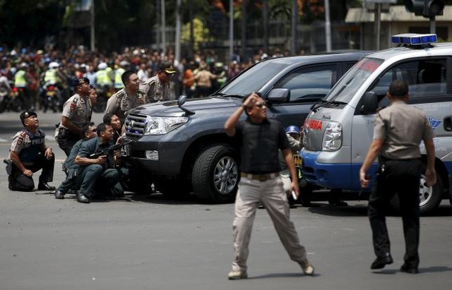 Đánh bom, nổ súng liên tiếp rung chuyển thủ đô của Indonesia