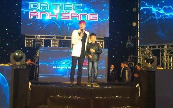 Cậu bé ung thư được lên sân khấu hát cùng Sơn Tùng