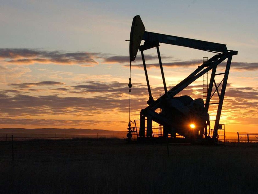 Giá dầu phá đáy đạt mức thấp nhất trong thập kỷ qua