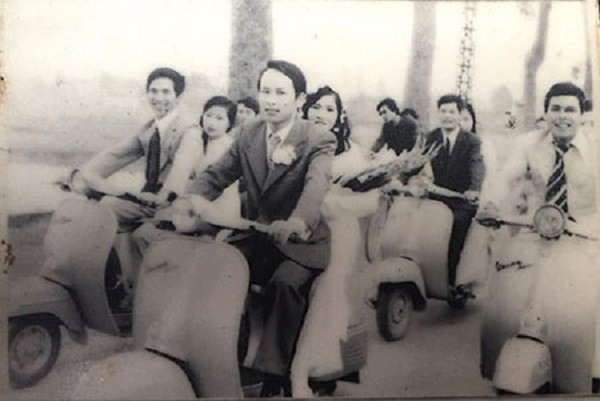 Màn rước dâu hoành tráng toàn xe vespa ở Hà Nội xưa