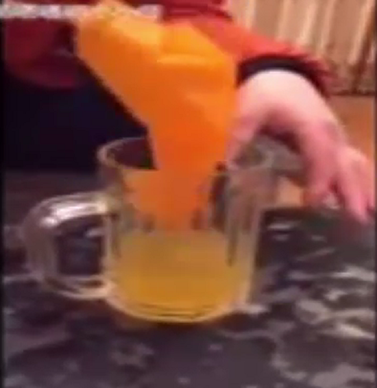 Sốc với clip thử nghiệm nước cam ở Trung Quốc