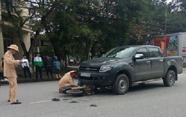 Hà Tĩnh: Ô tô kéo lê xe máy 20m, nạn nhân nhập viện trong nguy kịch