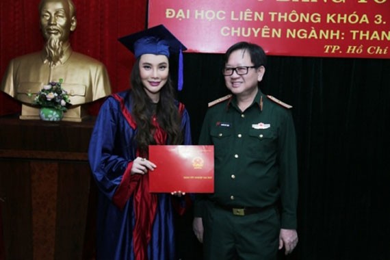 Ca sĩ Hồ Quỳnh Hương trở thành giảng viên trường Quân đội