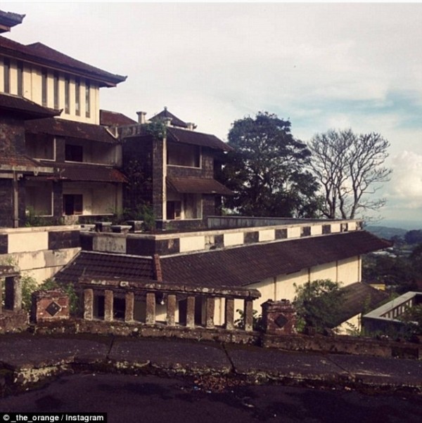 Khám phá 'khách sạn ma' bị bỏ hoang hơn một thập kỷ