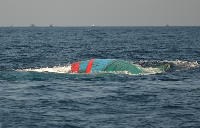 Tàu cá Quảng Ngãi bị tàu lạ đâm chìm ngoài biển 