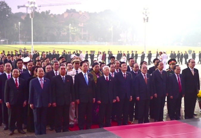 Đoàn đại biểu dự Đại hội Đảng XII viếng Chủ tịch Hồ Chí Minh