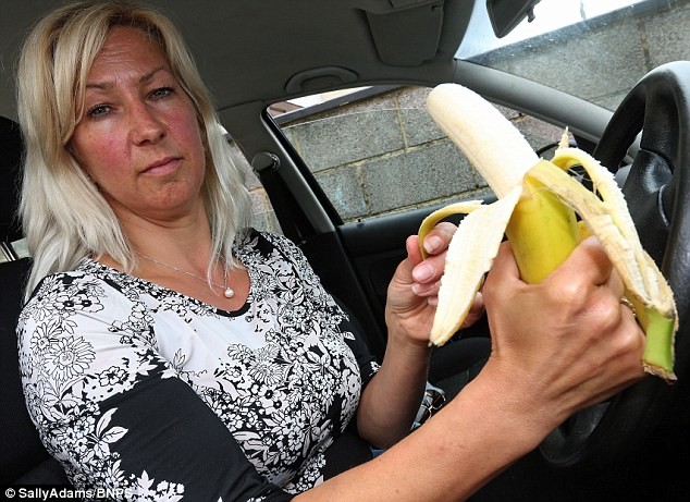 Bị phạt gần 5 triệu đồng vì ăn chuối trong lúc tắc đường