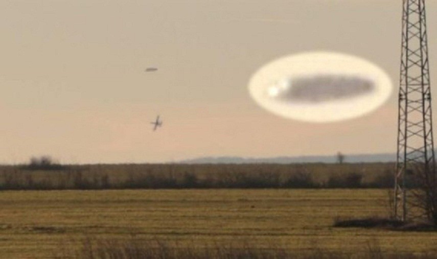 Tròn mắt chứng kiến cảnh chiến đấu cơ rượt đuổi UFO trên bầu trời