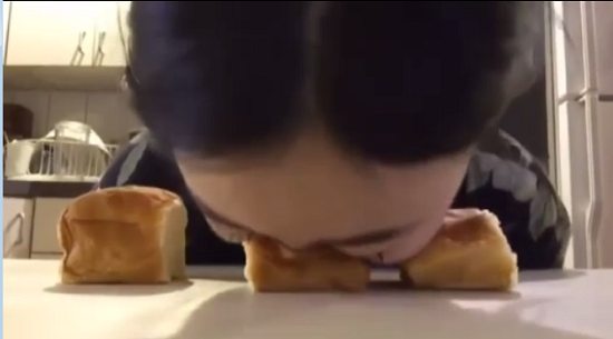 Sở thích kỳ lạ của cô gái thích 'đập' mặt vào bánh mỳ