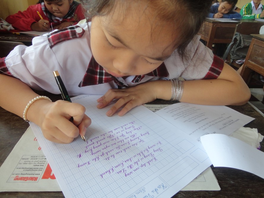 Học sinh thờ ơ với chữ viết tay
