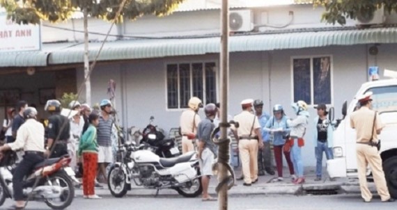 Vĩnh Long: Hỗn loạn cảnh người vi phạm giao thông 'đòi'… lại xe máy