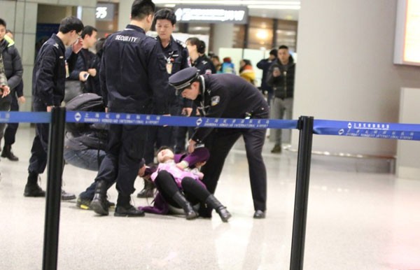 Fan nữ gào khóc lăn lộn ở sân bay để tặng quà Hoắc Kiến Hoa
