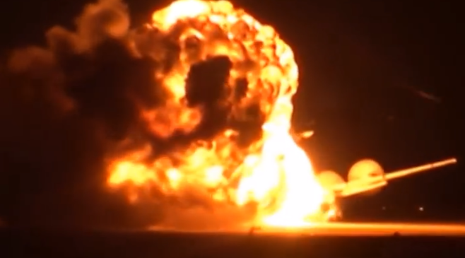 Máy bay ném bom Tu-95 Nga nổ tung trên đường băng [VIDEO]