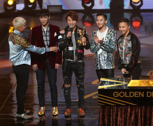 Big Bang 3 lần lên nhận giải tại Golden Disk 2016