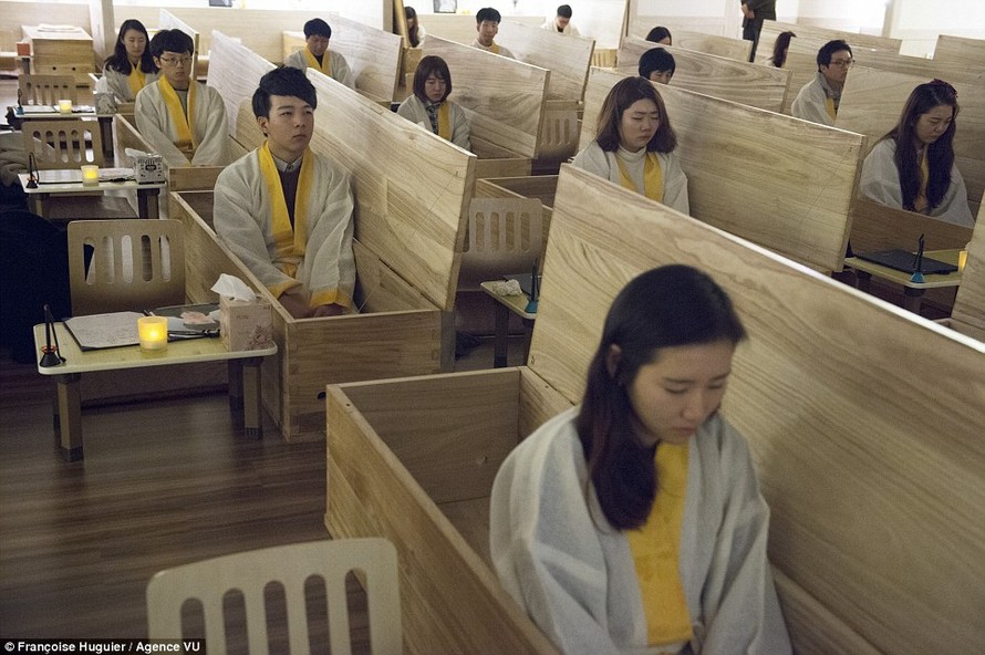 Trường học dạy ‘chết’ kỳ lạ ở Hàn Quốc