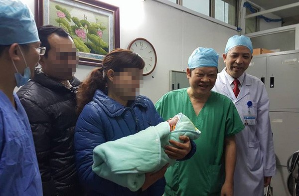 Bé gái đầu tiên ra đời bằng phương pháp mang thai hộ ở Việt Nam