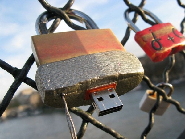 Bí ẩn những chiếc USB gắn trên các bức tường khắp thế giới