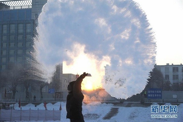 Trung Quốc lạnh đến nỗi hắt nước sôi cũng hóa băng