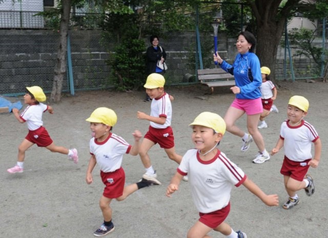 Tại sao rét 2 độ C, trẻ em Nhật Bản vẫn mặc quần đùi đi học?