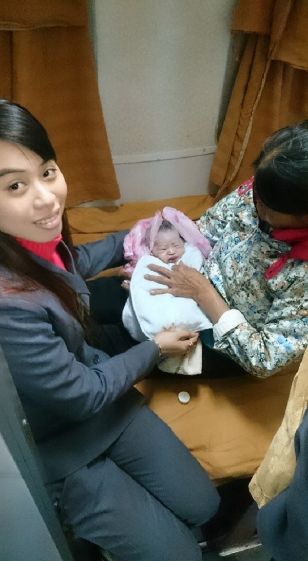 Nhân viên tàu SE18 đỡ đẻ thành công cho thai phụ
