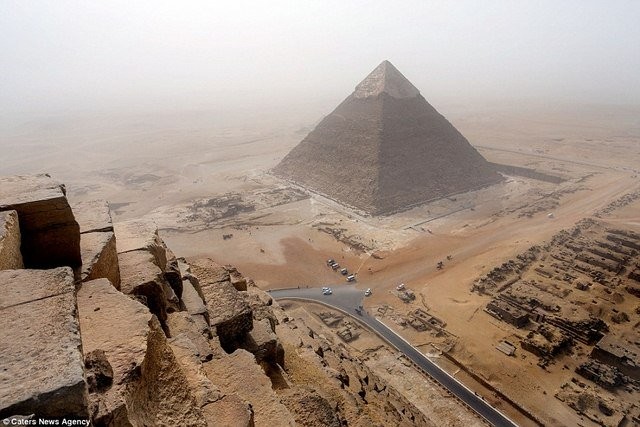3 năm tù vì tội trèo kim tự tháp Ai Cập