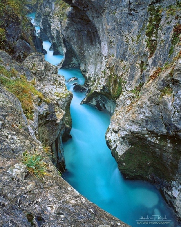 Kỳ lạ dòng sông nước xanh như ngọc bích chảy quanh năm