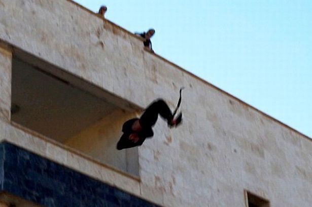 Bị ném từ trên mái nhà vì quan hệ đồng tính với thủ lĩnh IS