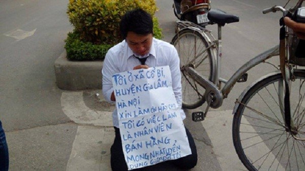 Thanh niên quỳ trước cổng VTV xin làm nhân viên bán hàng