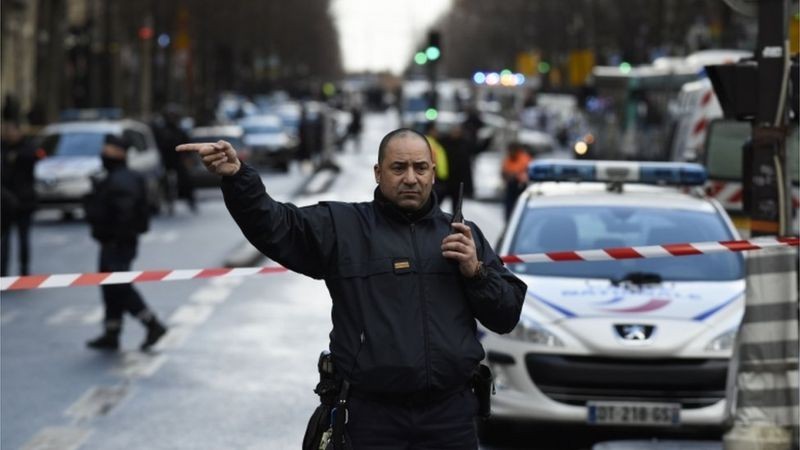 Kẻ ủng hộ IS tấn công đồn cảnh sát Pháp