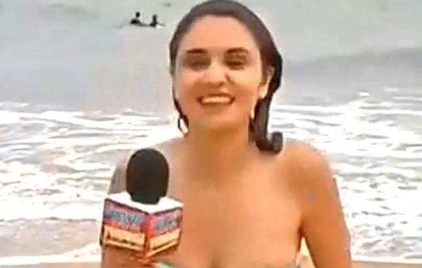Hi hữu sự cố nữ MC xinh đẹp bị tụt bikini trên sóng trực tiếp