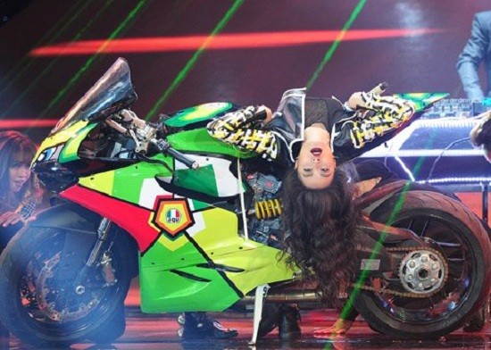 The Remix: Hoàng Thùy Linh mang xe mô tô lên sân khấu