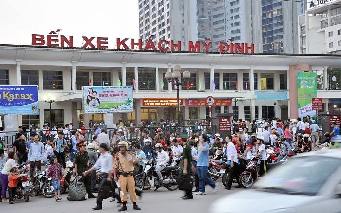 Hàng ngàn người ồ ạt đổ về Hà Nội - Sài Gòn sau kỳ nghỉ Tết