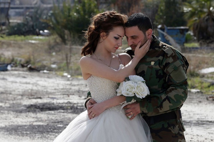 Xúc động ảnh cô dâu chú rể giữa Syria hoang tàn