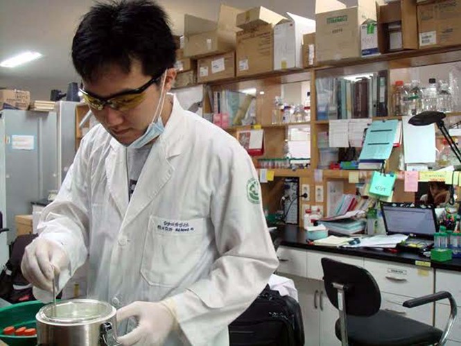 Tiến sĩ Việt 34 tuổi công bố cách điều trị ung thư mới