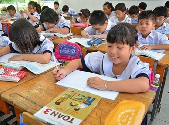 Học sinh Hà Nội hào hứng ngay giờ học đầu tiên của năm mới 2016
