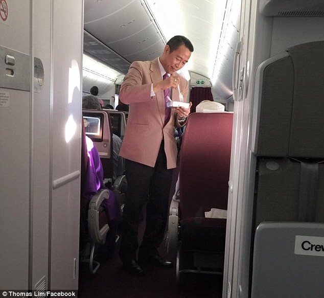 Tiếp viên hàng không bón đồ ăn cho hành khách trên máy bay