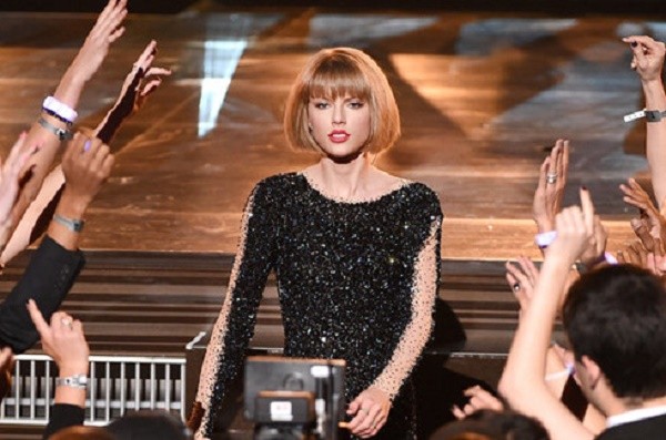 Taylor Swift tỏa sáng sau khi bị lăng mạ, Rihanna 'xù' BTC Grammy