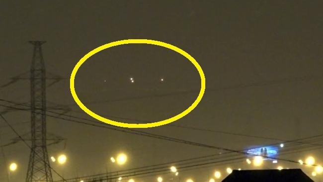 UFO phát sáng ‘dàn trận’ trên bầu trời nước Nga