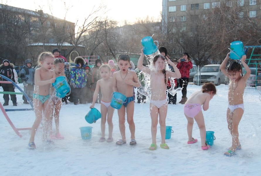Nga: Trẻ mẫu giáo tắm nước đá trong thời tiết giá lạnh