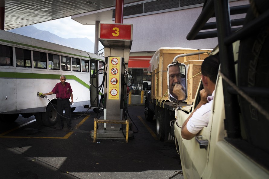 Sau 20 năm, lần đầu tiên Venezuela tăng giá xăng