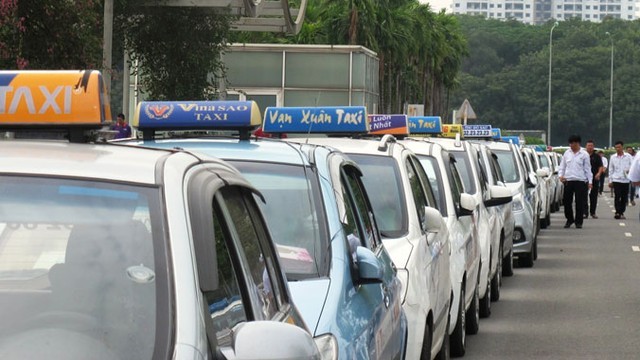 Giá xăng dầu giảm kỷ lục, giá taxi bao giờ giảm?