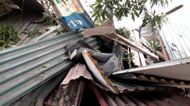 Bê tông tòa nhà BIDV 'sập' xuống nhà dân, nhiều người thoát chết